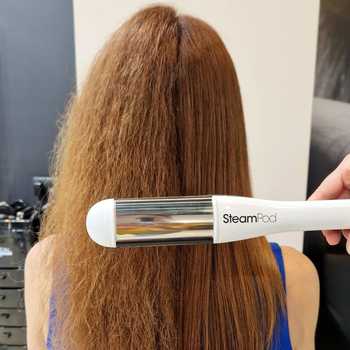 SteamPod to prostownica i lokówka w jednym. Podczas stylizacji dbamy o jakość włosa. Para wydobywająca się przez dysze pobudza składniki aktywne znajdujące się w kosmetykach dedykowanych do urządzenia SteamPod. W konsekwencji SteamPod daje nam możliwość stylizacji włosów 2x szybciej, włosy są 2x gładsze i o 91% mniej uszkodzone.

#lorealpro #steampod #hair
